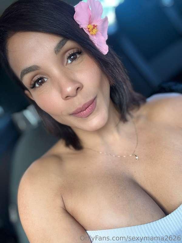 Soft smile, lovely mood… just waiting for your DMs 😘