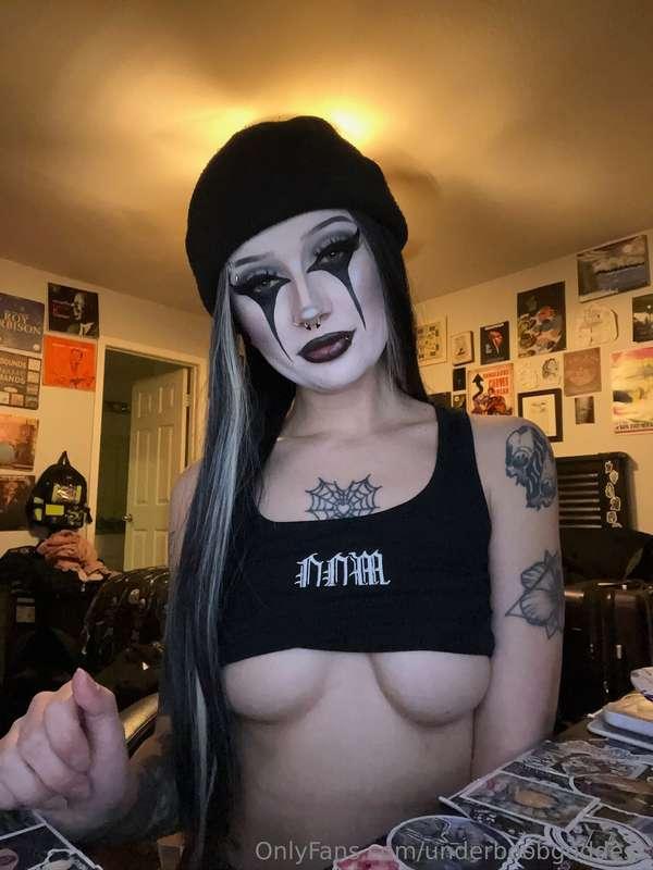 painted like ur favorite sin 🖤
