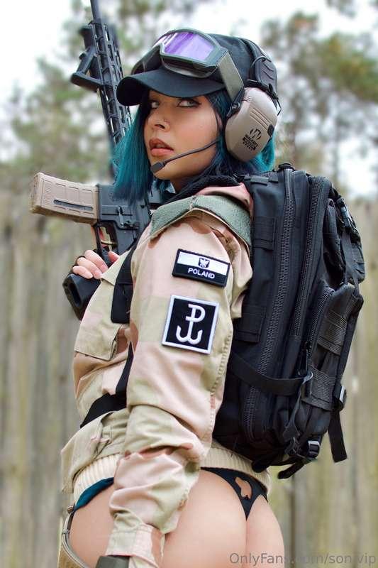 Would you play rainbow six with me?? 🥹🫶🏽 FAKE PROP COSPLAY P..