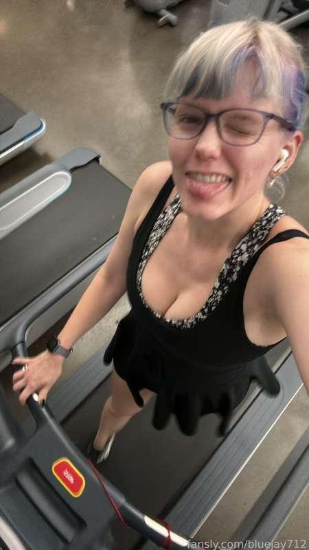 Gym yesterday, back to the gym today

I’m just doing some long ass hot girl walks but I’ve got strength training tomorrow!

I’m always so sore after, want someone over here to give me a massage 💆🏼‍♀️ I guess my warm bath will have to do 🛁
