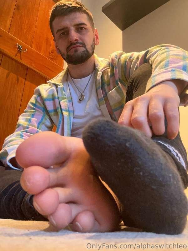 Get down at my sweaty soles lick sniff and get weak 😈