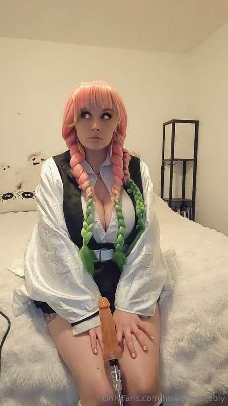 Mitsuri sneaks into shinobu's room and sees her sex toy. She..