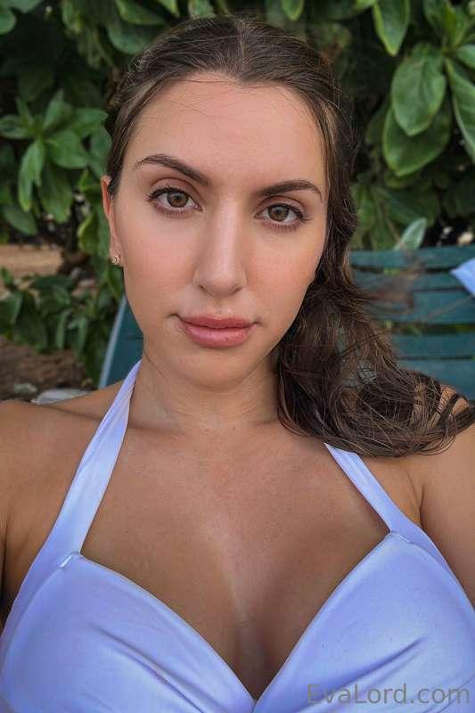 Can I rub lotion on your back 😈🏖