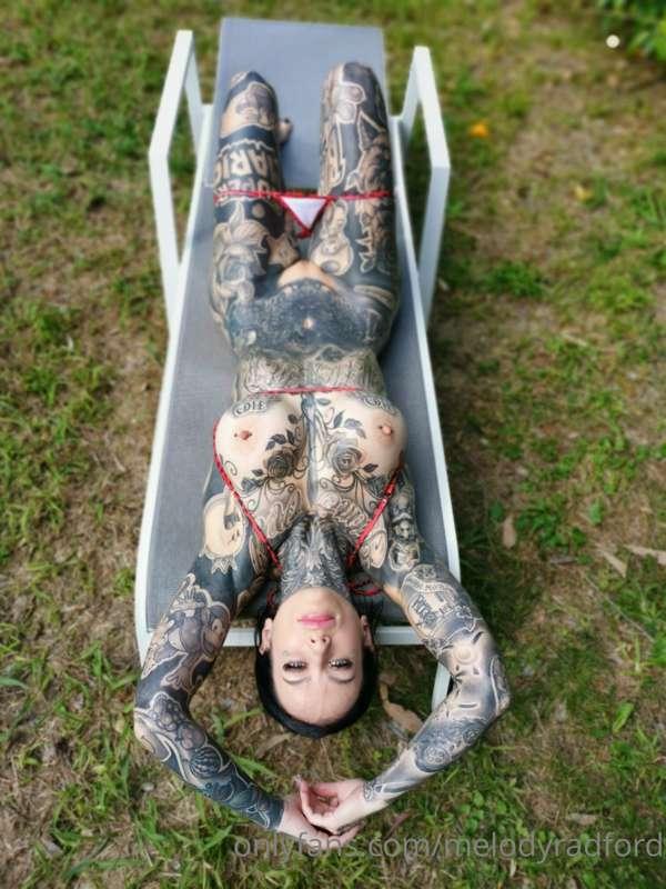Oiled up titties and pussy outdoors 😉