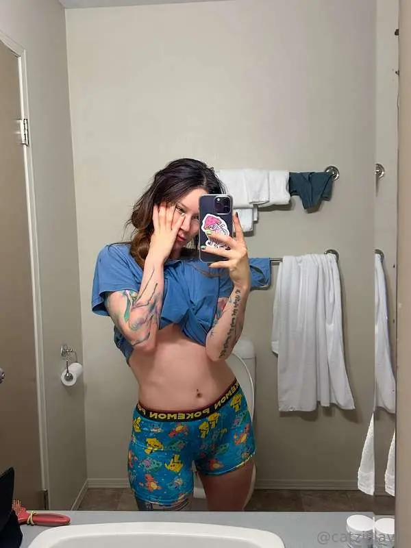 Good Morning 🌞 Anyone want to come and give me a naked rub d..