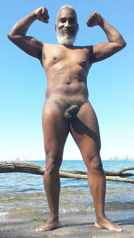 Manly Monday!  #beard #musculardaddy #gay #feet #gaycruising..