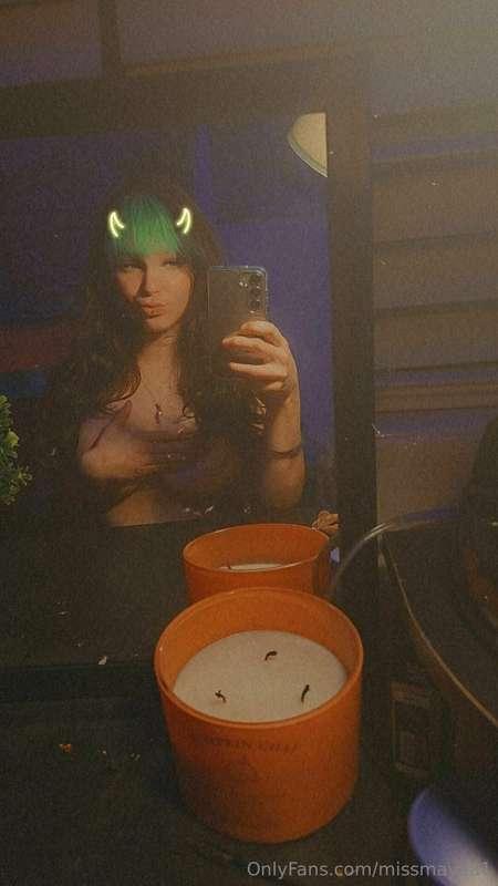 Who doesn't love a lil nip slip? 💖💋