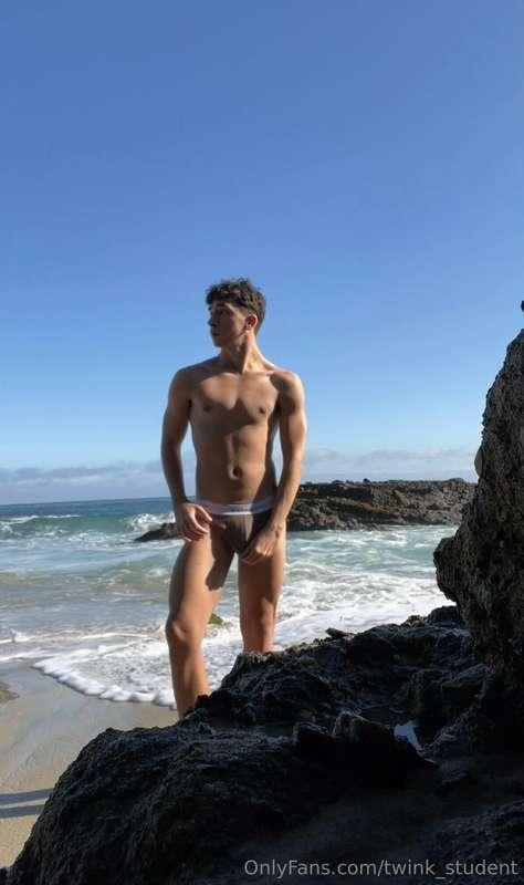 Having fun at the beach😏