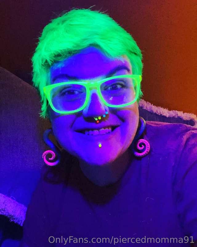 Who wants black light nudies? Tip for a black light set 😍