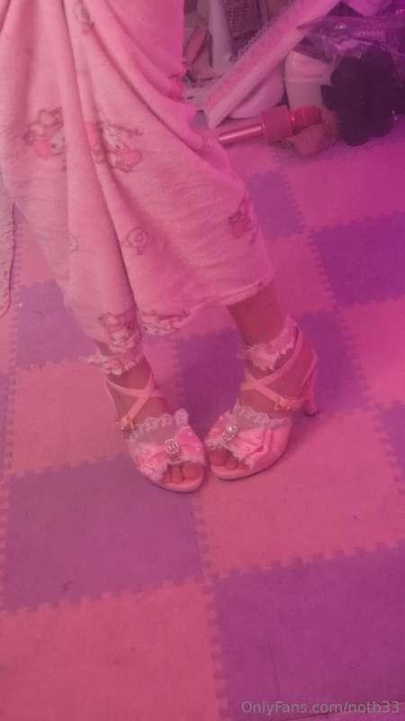 Not super nsfw but look at my cute shoes 🤭 anddd i made gumm..