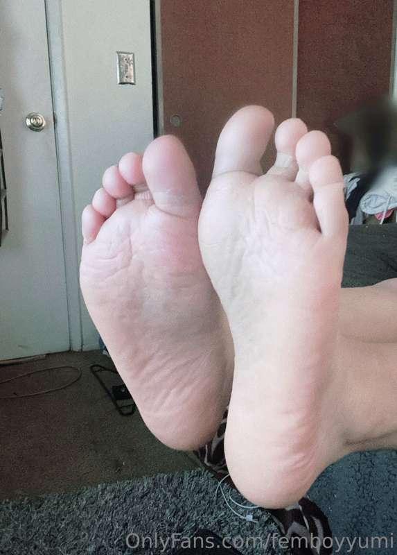 Imagine shooting your cumshot on these soles?
