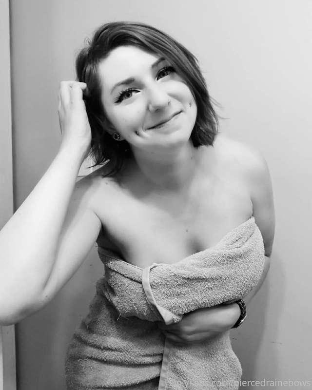 Cum see whats underneath this towel and enjoy a live show of..