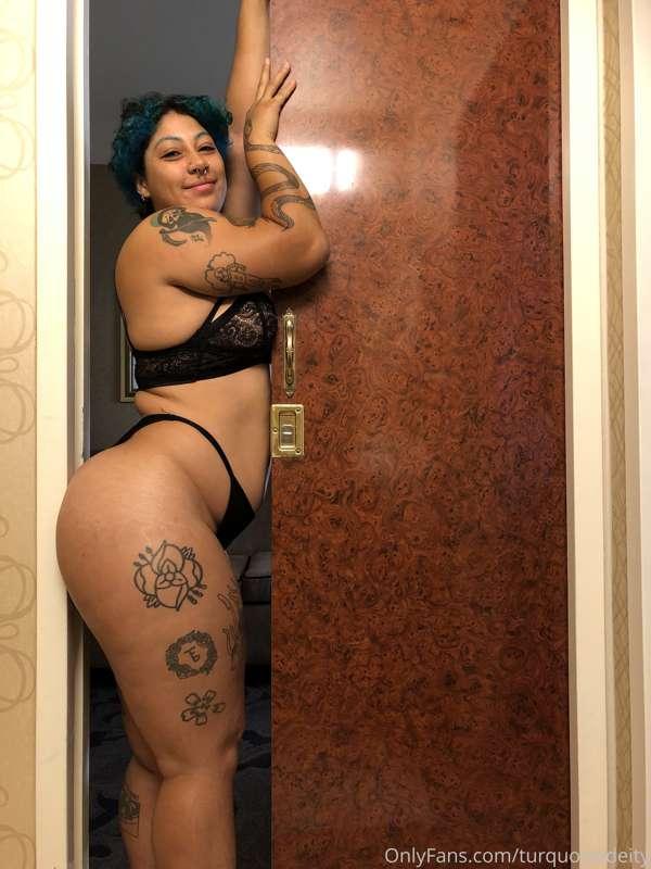 Hotel rooms are fun to take photos in 🚪🍑🚪