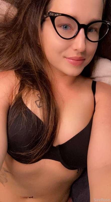 Do i look cute in glasses? 👓

#fyp #bigass #thickthighs #gamergirl #bigboobs #gfe #girlnextdoor #amateur #blueeyes #booty 