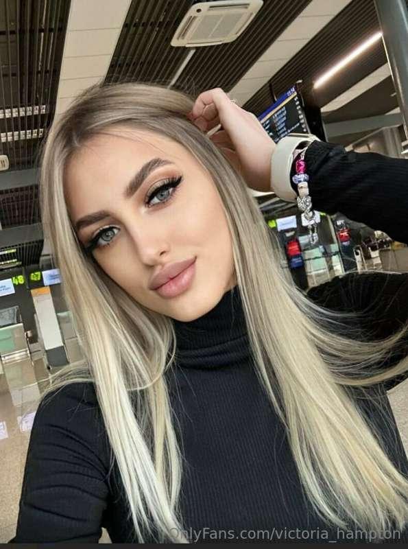 This @kinky_ella1 beauty loves to masturbate on camera and i..