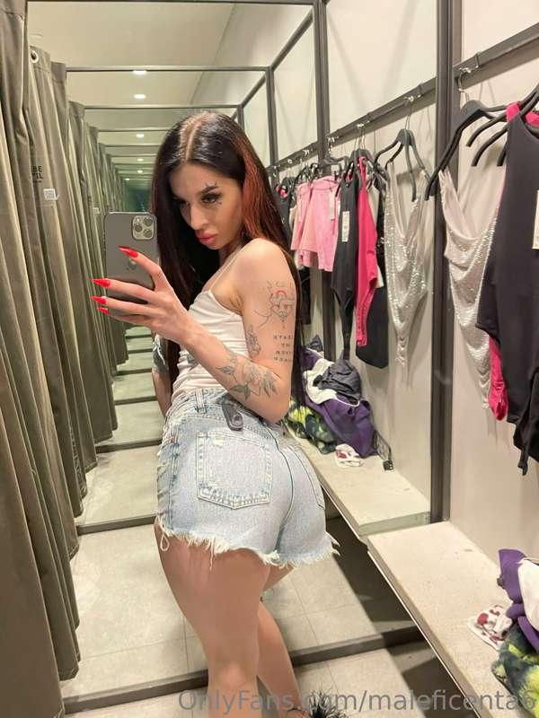 Do you like my new shorts? 😍😍😍
Or is it better without them?..