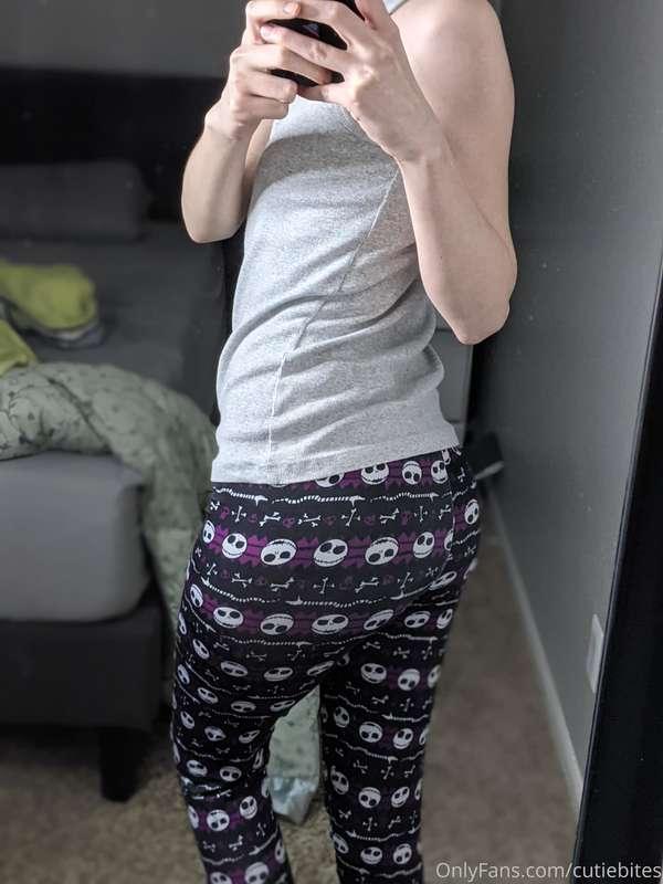 Do you like my Nightmare Before Christmas leggings? 🥰