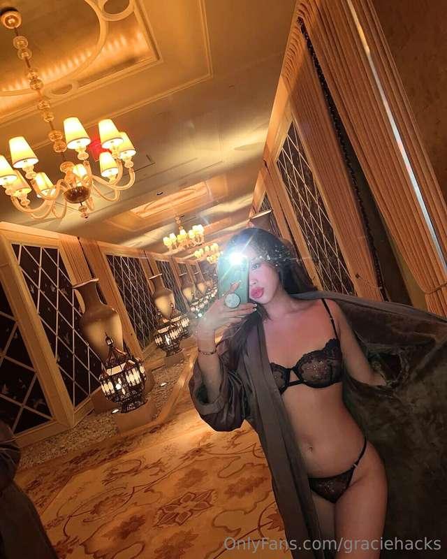 A room with a view? No, I’m the main attraction. 💋
