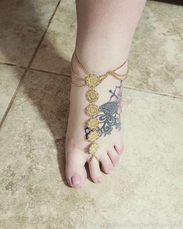 Pretty cute feet jewelry.  But I need a pedi!  Who wants to ..