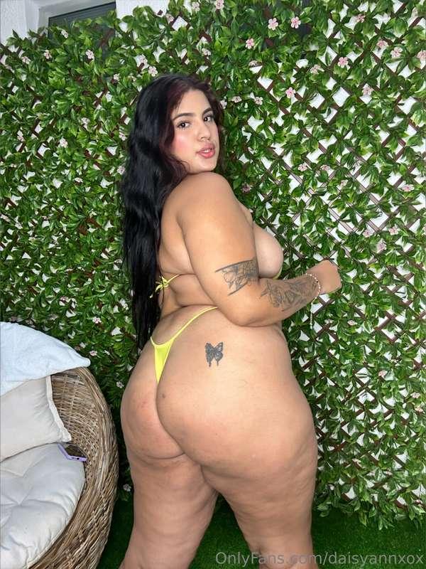 tiny bikini, thick intentions 💛 would you kiss it, bite it, ..