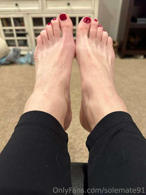 Could I convince you to let me put my toes in your mouth? 🥺