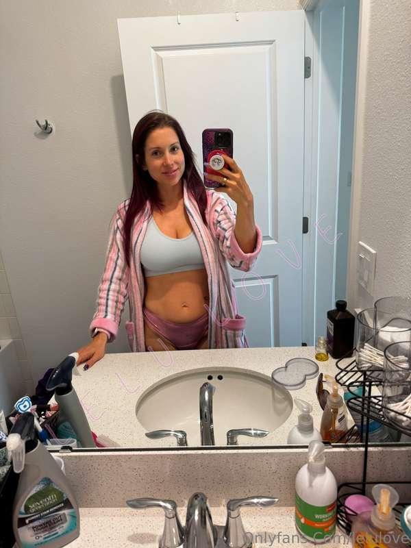 Here's some cleavage to start your day!! 😜