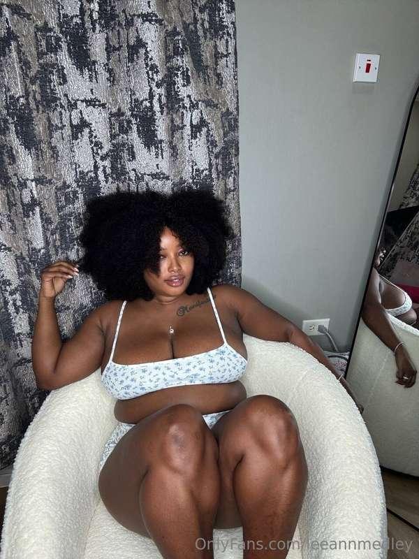 wanna spread meh thick thighs, daddy?🫣🙈