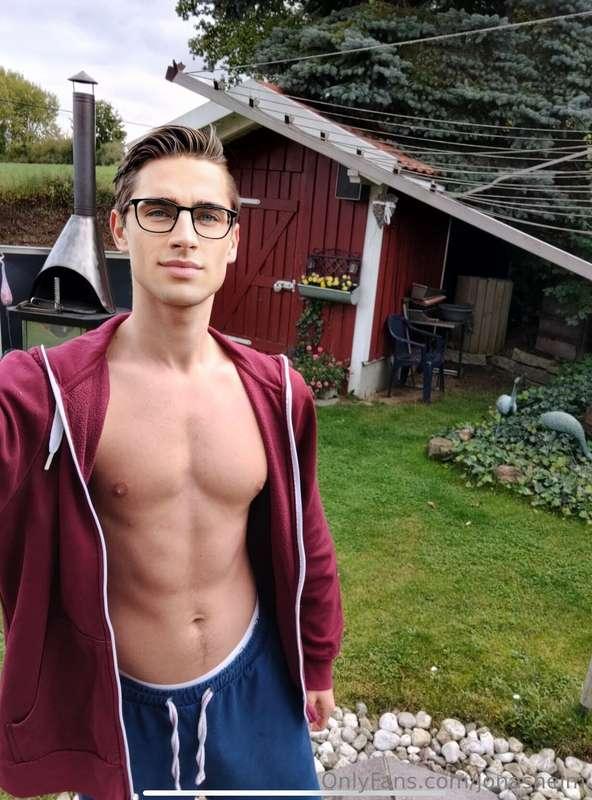 I can't decide if I prefer myself with or without the glasse..