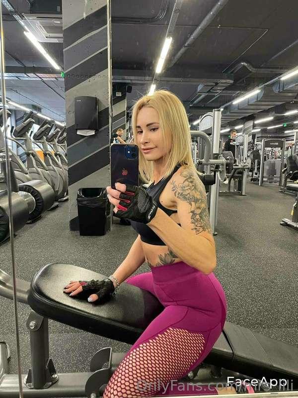 Another day at the gym. How's yours going?💖