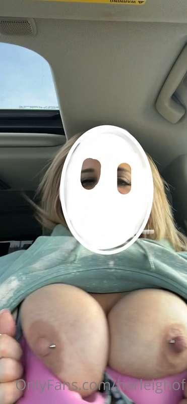 Flashin tits while driving