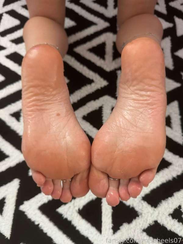 😛😛😛
#Feet #foot #worshipping #heels #footfetish #footjob #shoejob #stockings #nylon #soles #toes #sandals #footlicking #wedges #pedi #manicure #longnails #nails #legs #highheels #mules #pedicure #shoes #feetfetish #legs #cumshot #cum #cumonfeet 