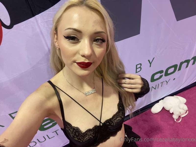 Happy Friday! Cum join me at @ceceliataylor to see all the d..
