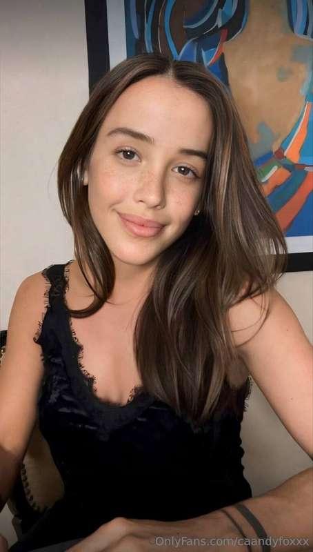 🔥FREE SUB🔥 Fiery brunette @melindaderey🔥Loves to stretch her..