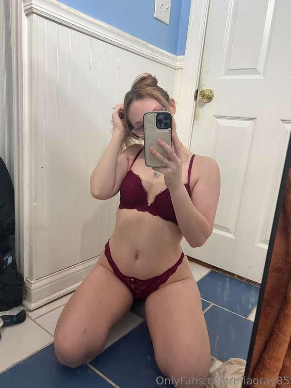 i took a bunch of pics in these new panties... wanna see? 😚<..