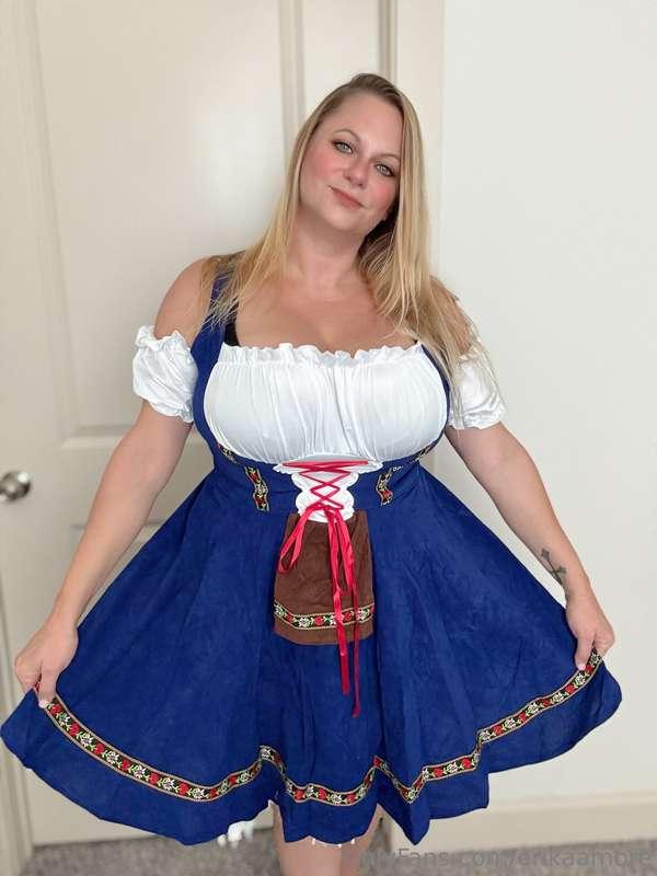 Do you like my Oktoberfest dress? Prost!🍻 