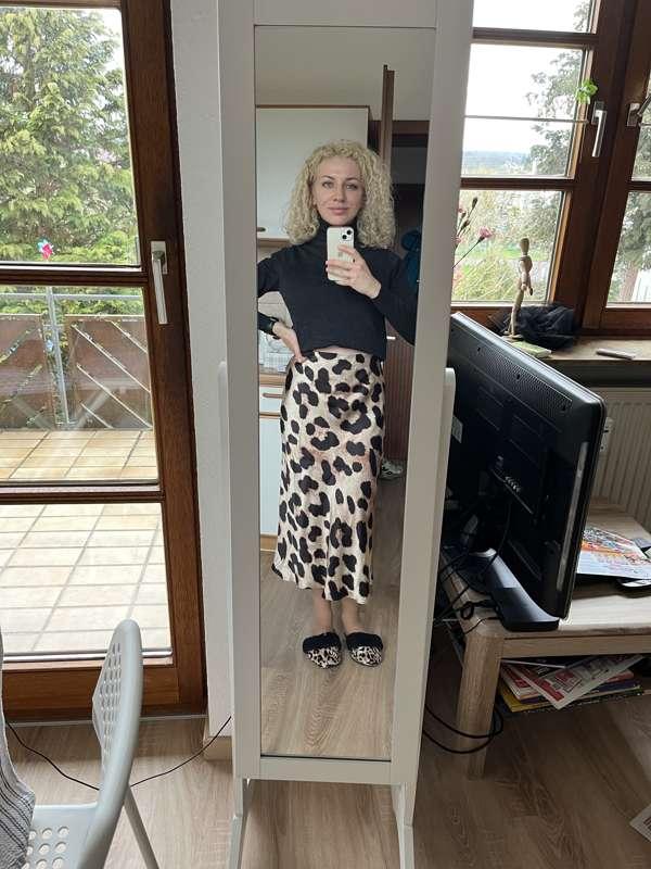 I can definitely say that I love animal prints as well.  And this skirt is also satin☺️🤤