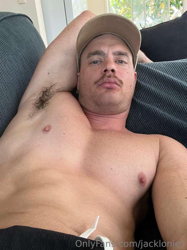 Want me to lower down my shot to see my bulge? 😈 Cum on my E..