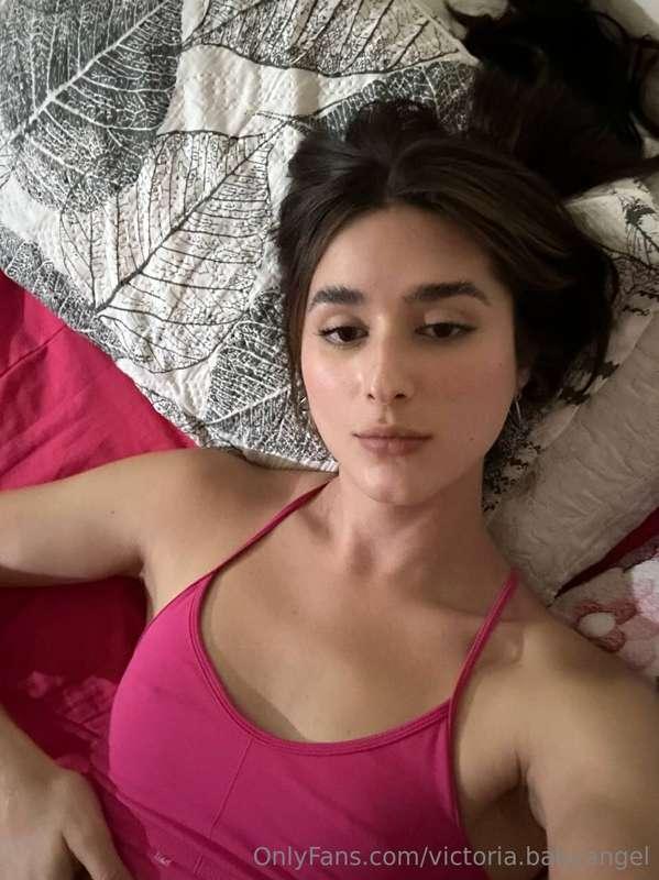 Lazy Sunday in bed, can you give me a reason to stay in bed ..