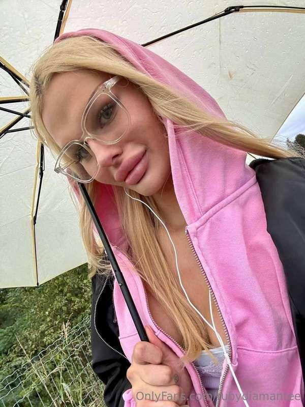 It's rainy and gray outside again today..... 🌧️ I don't like..