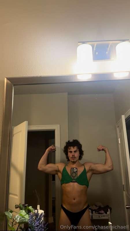 Doing private lives all night!
$50 tip for $15 minutes of my..