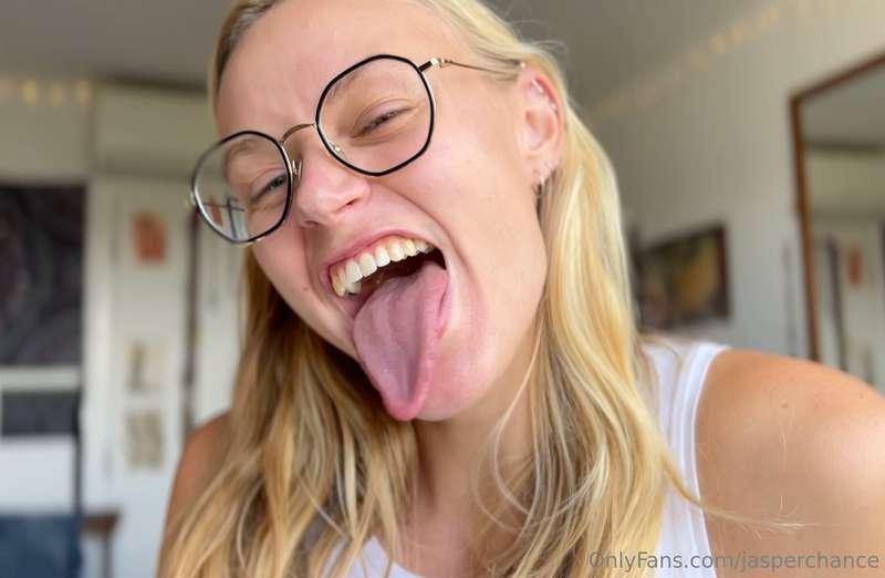 🤤 TONGUE FETISH JOI 🥵😜Gaze at my 6" long tongue while I give..
