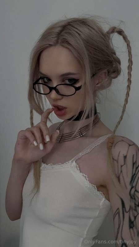 The tension between us is louder than words😈