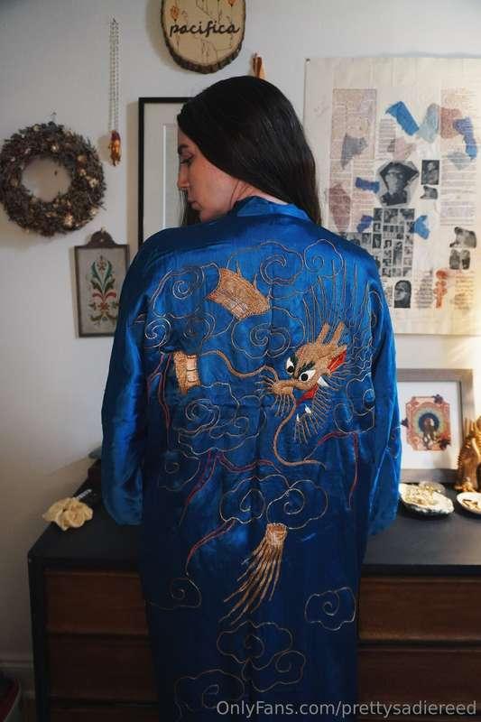 A post-WW2 Japanese dragon-embroidered robe 🐉Popularized dur..