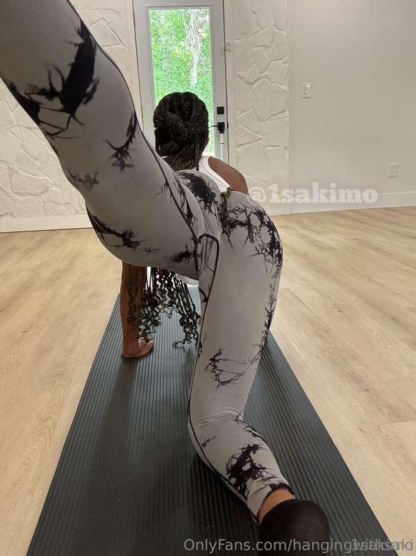 Could we stretch together during a yoga session? 🌚 Don't for..