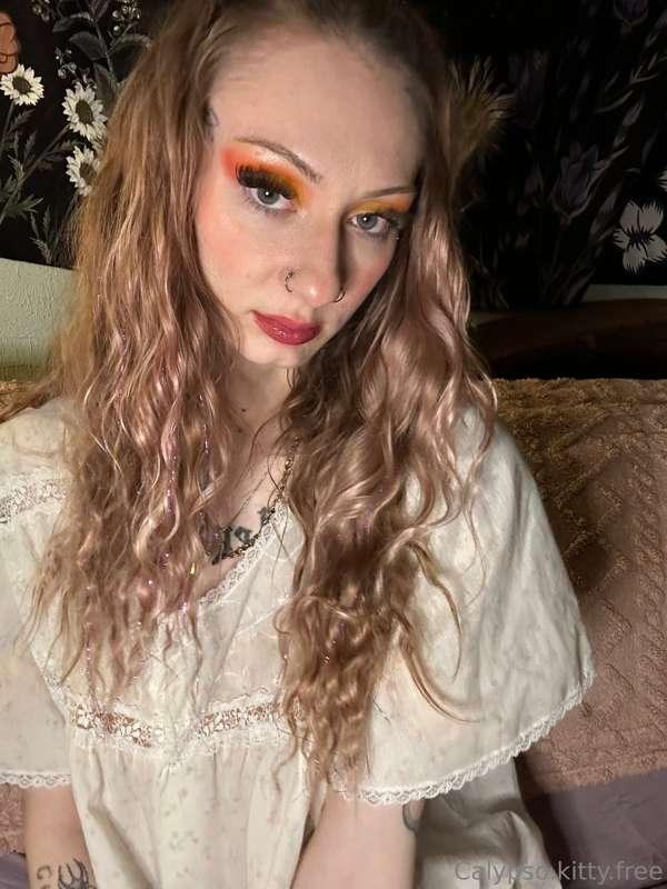 Lowkey could role play some amish shit in this dress Hmu if ..