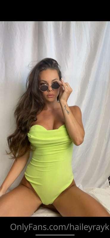 Come slide into my DMs now! 😎💚