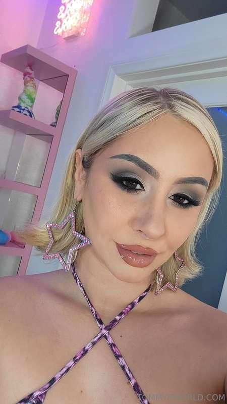 Going live now! Cum hang out 😘 DM me for the recording if yo..