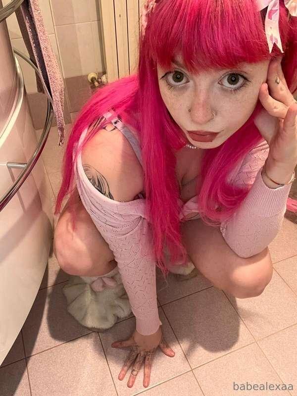 Pronta per entrare in doccia, adesso mi spoglio. Magari vien..