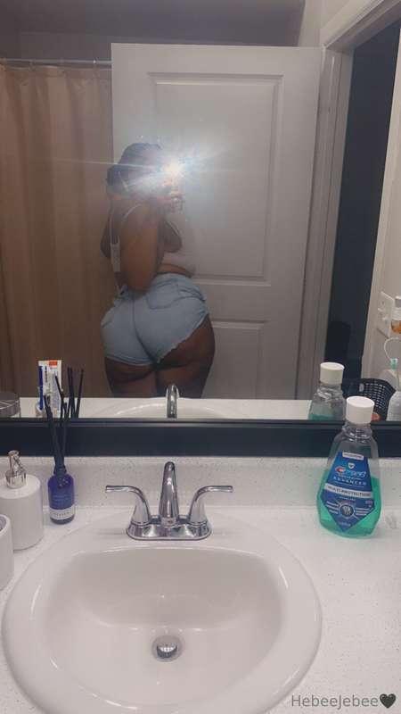 When the shorts don’t fit the booty. 🍑