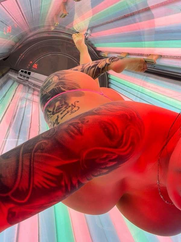 Taking cheeky selfies for you whilst tanning 😈💋